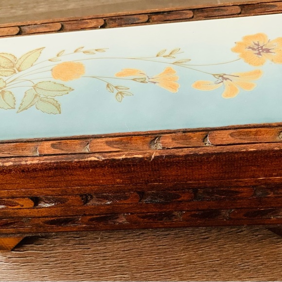 Wooden box with ceramic tiles on the top - Picture 6 of 12